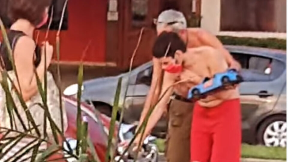 Pai 'mostra' fusca a filho cego, dono do veículo registra o momento e ato de amor viraliza na web; vídeo Pai 'mostra' fusca a filho cego, dono do veículo registra o momento e ato de amor viraliza na web; vídeo
