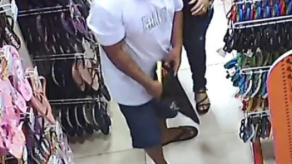 Vídeo: homem furta chinelo em loja e manda beijinho para câmera no DF
