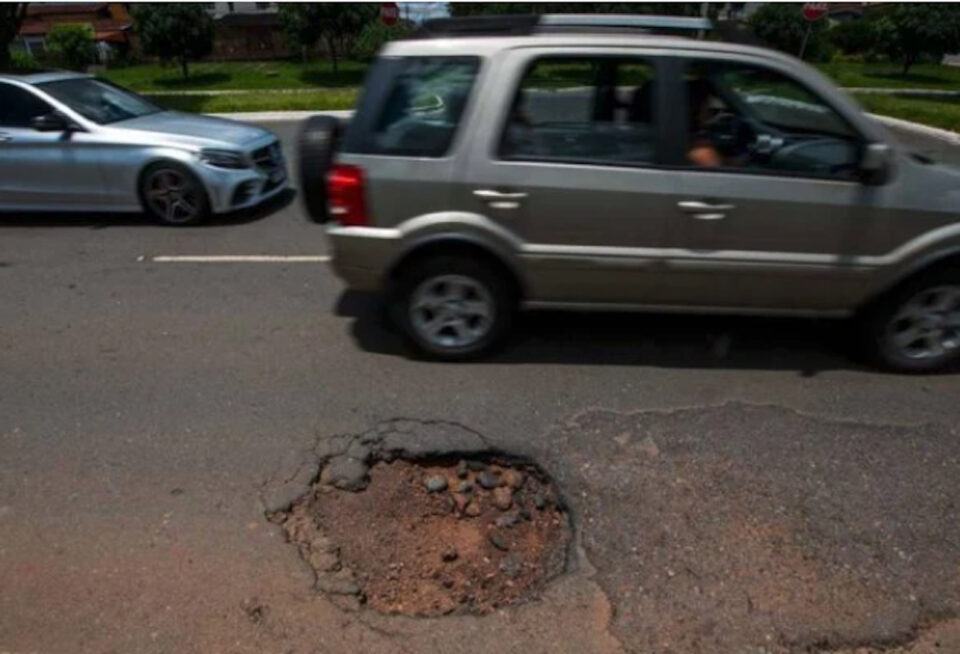 Caiu em um buraco de rua e teve o carro danificado? Saiba como reparar prejuízos na Justiça