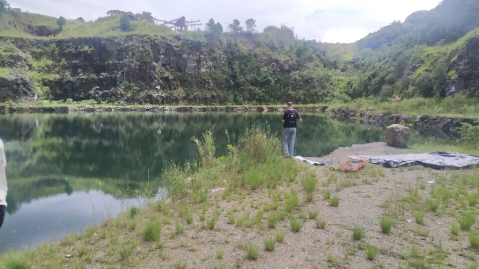 Jovem morre afogado em pedreira desativada; “achamos que era brincadeira”, disse amigo