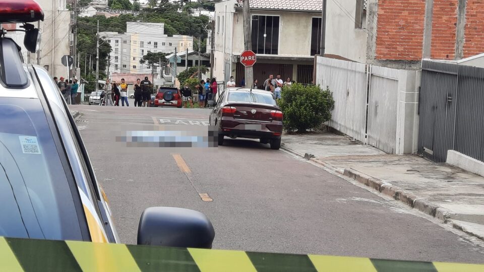 Mulher é morta com tiro na cabeça pelo marido em Curitiba; ele não aceitava o divórcio Mulher é morta com tiro na cabeça pelo marido após pedir divórcio em Curitiba