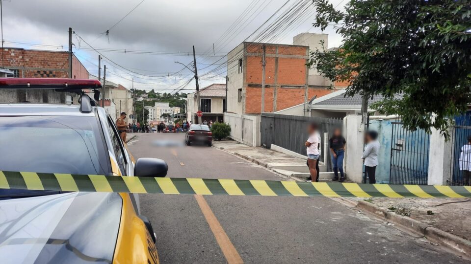 Mulher é morta com tiro na cabeça pelo marido em Curitiba; ele não aceitava o divórcio Mulher é morta com tiro na cabeça pelo marido após pedir divórcio em Curitiba