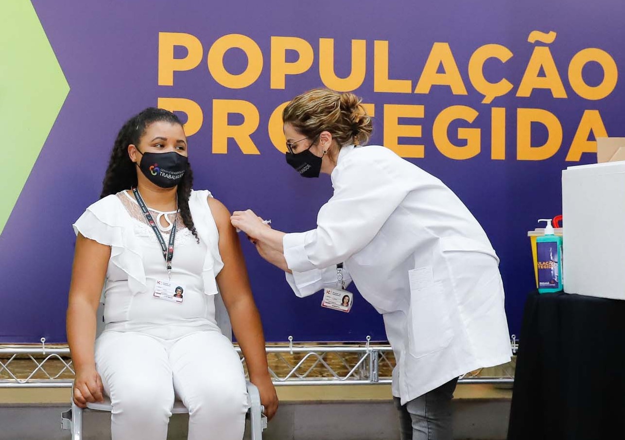 Vacinação contra Covid-19 completa um ano no PR