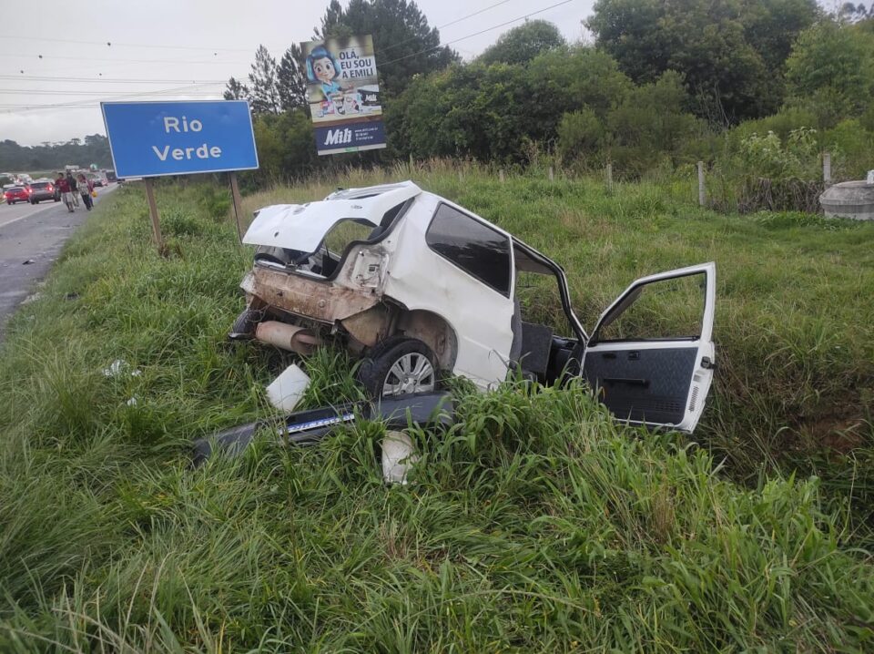 Acidente entre carro e caminhão deixa criança de cinco anos ferida na Rodovia do Café