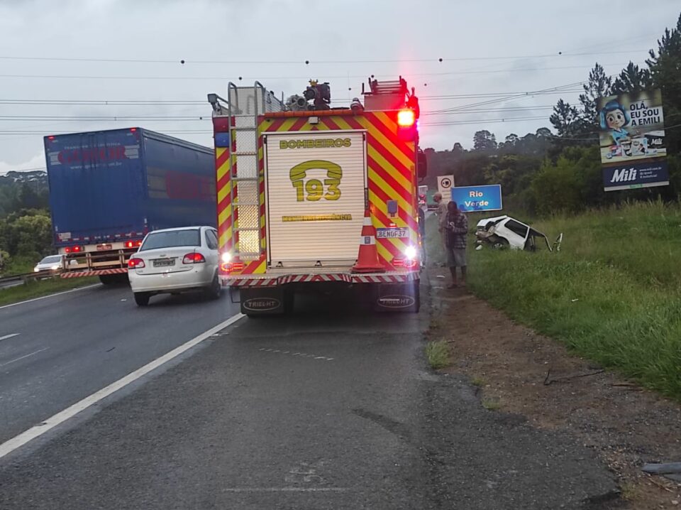 Acidente entre carro e caminhão deixa criança de cinco anos ferida na Rodovia do Café