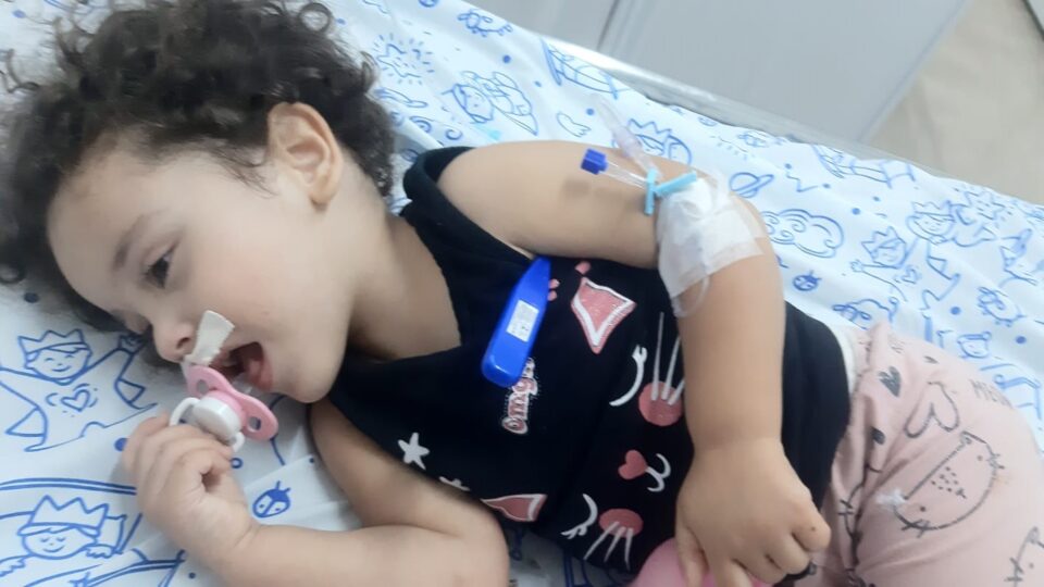 Entre a vida e a morte: menina com doença rara precisa de ajuda para fazer cirurgia de R$ 200 mil