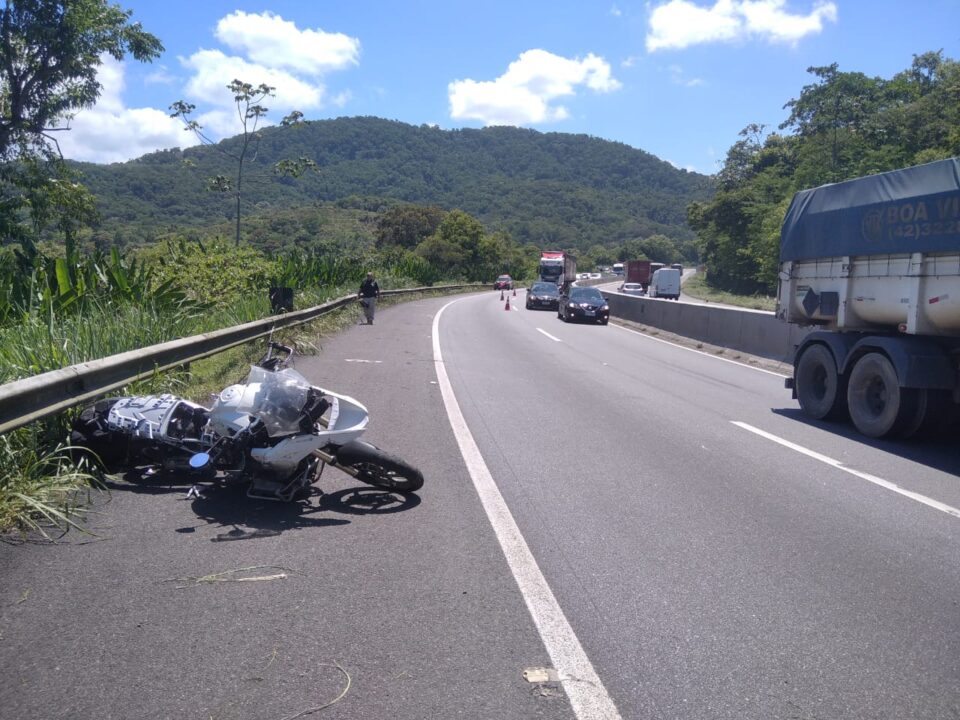 Motociclista morre na hora após bater contra carro na Serra do Mar Motociclista morre na hora após bater contra carro na Serra do Mar