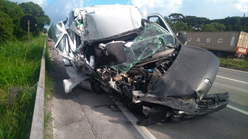 Dois ficam gravemente feridos após van bater contra caminhão na BR-277