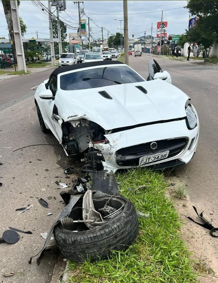 Jogador Neilton, do Coritiba, se envolve em acidente e tem carro luxuoso destruído
