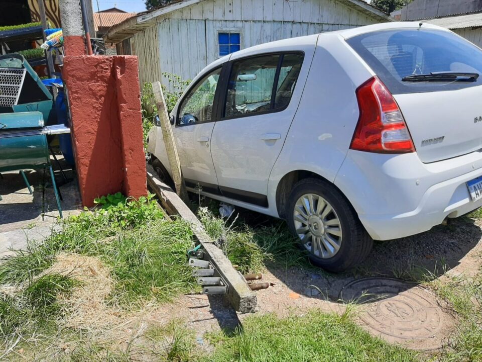Motorista passa mal, bate contra poste de telefonia e invade terreno em Piraquara