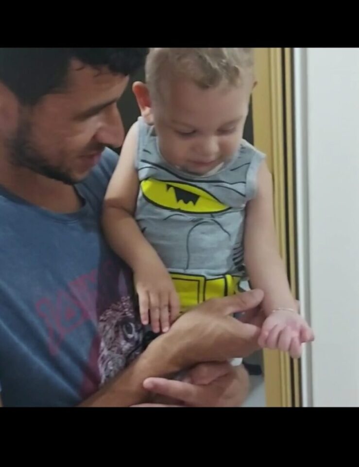 Vídeo: médico ajuda bebê que conheceu no Instagram a recuperar movimentos do braço e da mão Vídeo: médico ajuda bebê que conheceu no Instagram a recuperar movimentos do braço e da mão