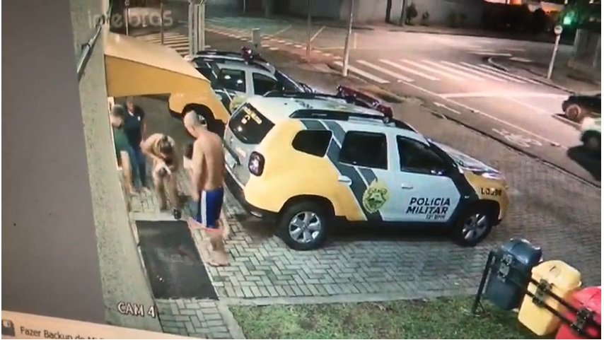 Soldado salva a vida de bebê de 1 mês engasgado com leite em Curitiba; vídeo Soldado salva a vida de bebê de 1 mês engasgado com leite em Curitiba; vídeo
