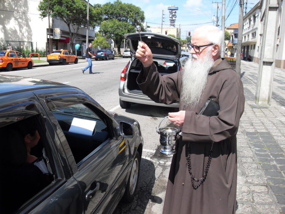 bênção de carros capuchinhos