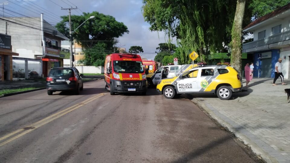 Briga generalizada na saída de bailão assusta moradores e deixa três feridos em Curitiba Briga generalizada na saída de bailão assusta moradores e deixa três feridos em Curitiba