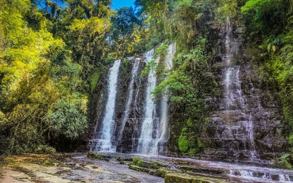 mulher cai Cachoeira dos Ciganos São José dos Pinhais