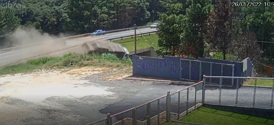 Vídeo mostra momento em que caminhão bate contra carro e despenca de viaduto no Contorno Norte