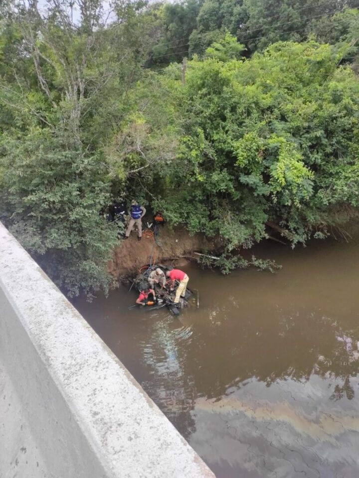 Capotar carro e cair em rio