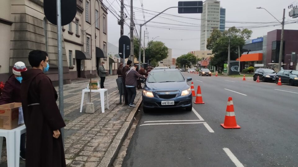 Motoristas fazem fila para receber benção de carros na Igreja dos Capuchinhos