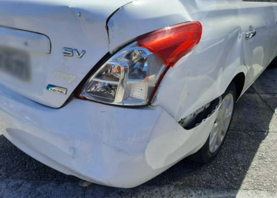 Babá e criança ficam feridas após muro de casa ser destruído por carro em ré no Cajuru Babá e criança ficam feridas após muro de casa ser destruído por carro em ré no Cajuru