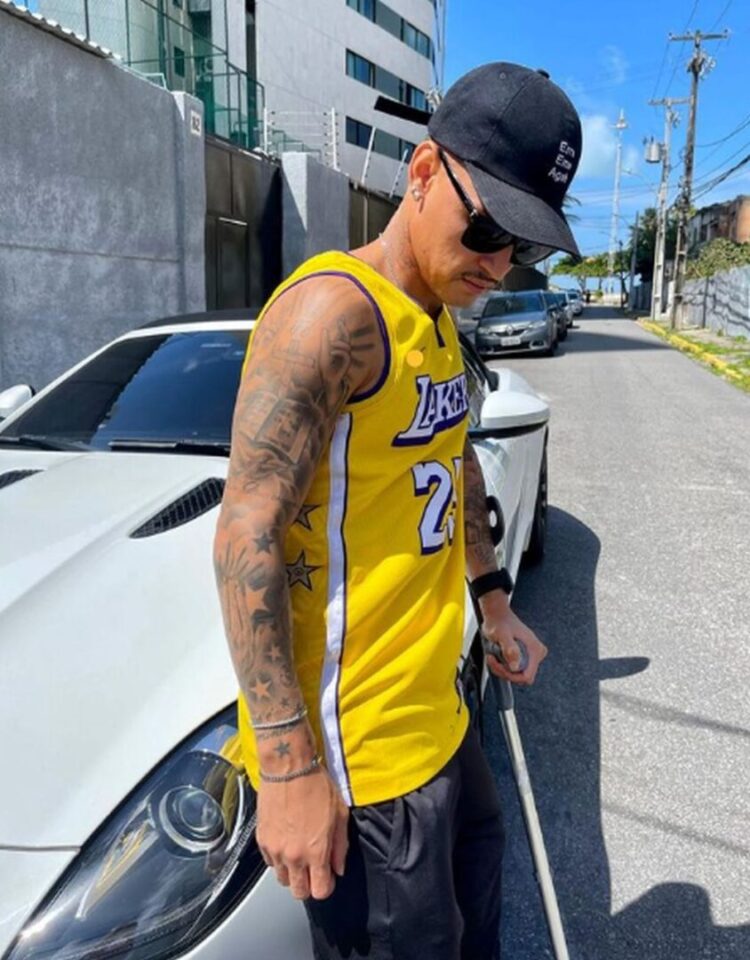Jogador Neilton, do Coritiba, se envolve em acidente e tem carro luxuoso destruído