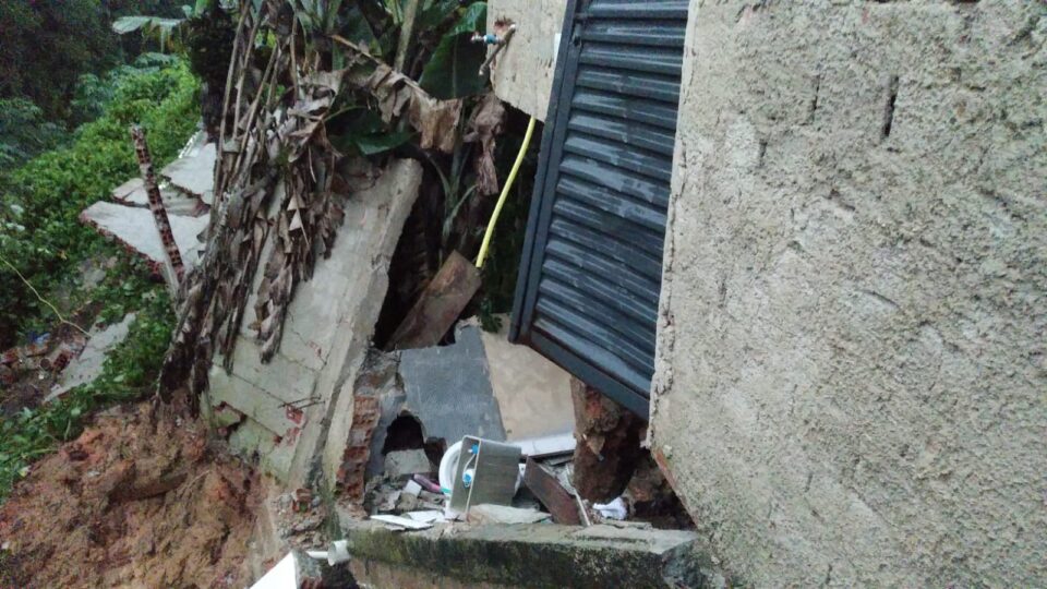 Mãe de duas crianças vê casa desabar por causa de intensa chuva em São José dos Pinhais