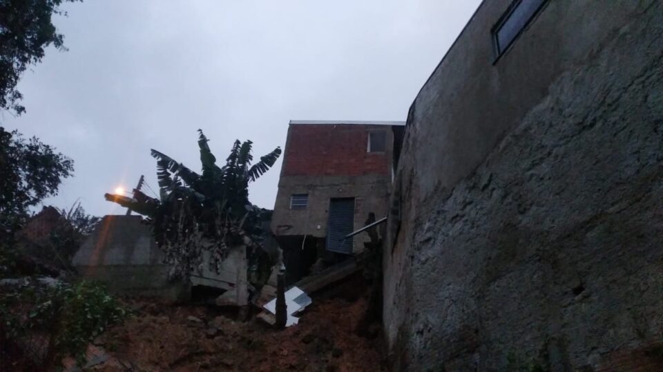 Mãe de duas crianças vê casa desabar por causa de intensa chuva em São José dos Pinhais
