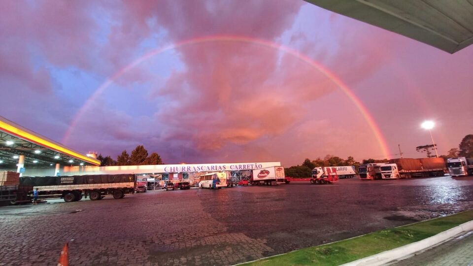 Em dia de chuvas e raios, internautas registram fotos arco-íris e pôr do sol; saiba como fica tempo Em dia de chuvas e raios, internautas registram fotos arco-íris; saiba como fica tempo