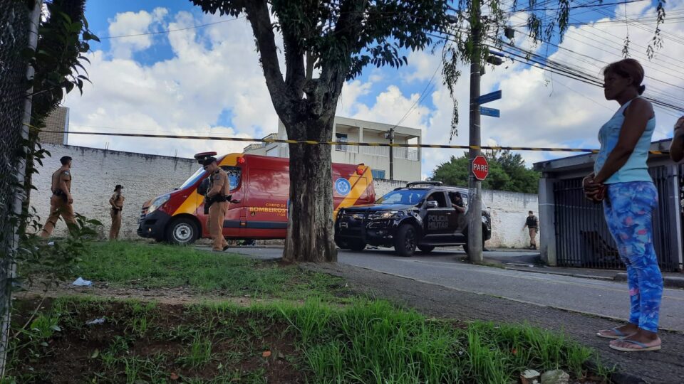 Criminosos abrem fogo e 5 são baleados em praça de Curitiba; adolescente morreu Criminosos abrem fogo e 5 são baleados em praça de Curitiba; adolescente morreu