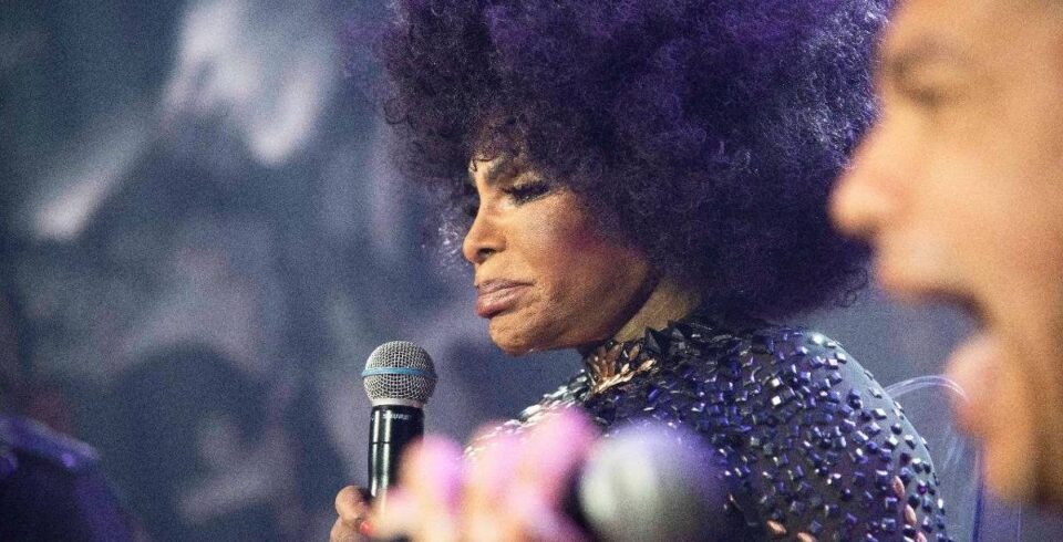 Elza Soares gravou DVD dois dias antes de morrer e deixou disco político inédito