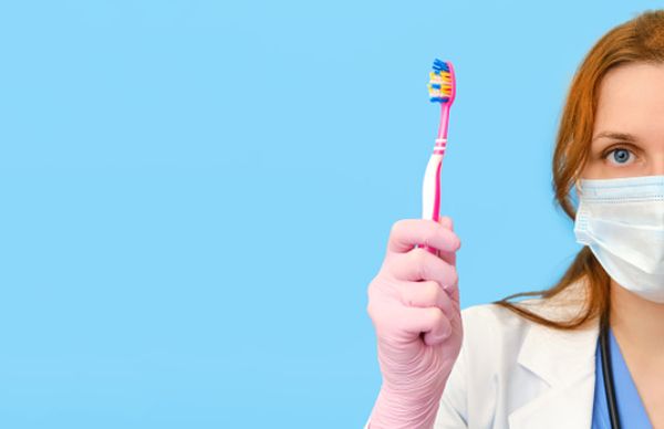 O que faço com a escova de dentes após ter Covid: Jogo fora ou não?