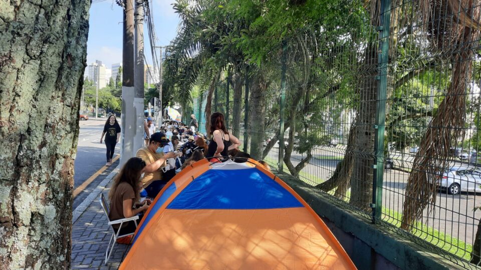 Harry Styles em Curitiba: entenda o motivo de fila gigante entorno do Couto Pereira