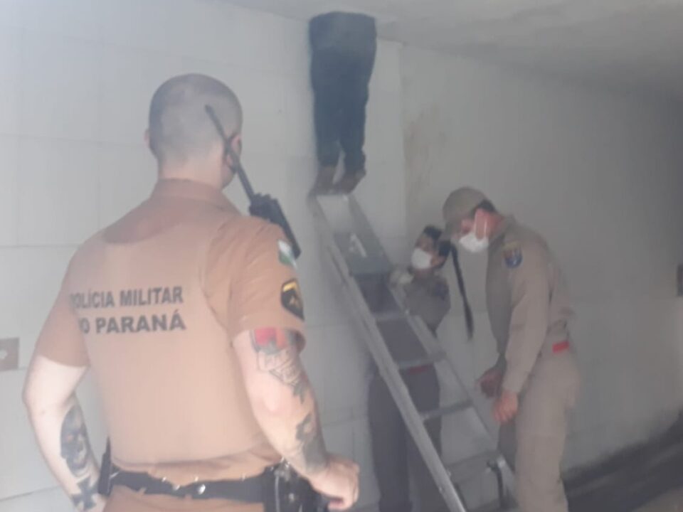 Ladrão de fios fica 'entalado' em buraco de telhado em Curitiba por pelo menos 4 horas; assista Ladrão de fios fica 'entalado' em buraco de telhado em Curitiba por pelo menos 4 horas; assista