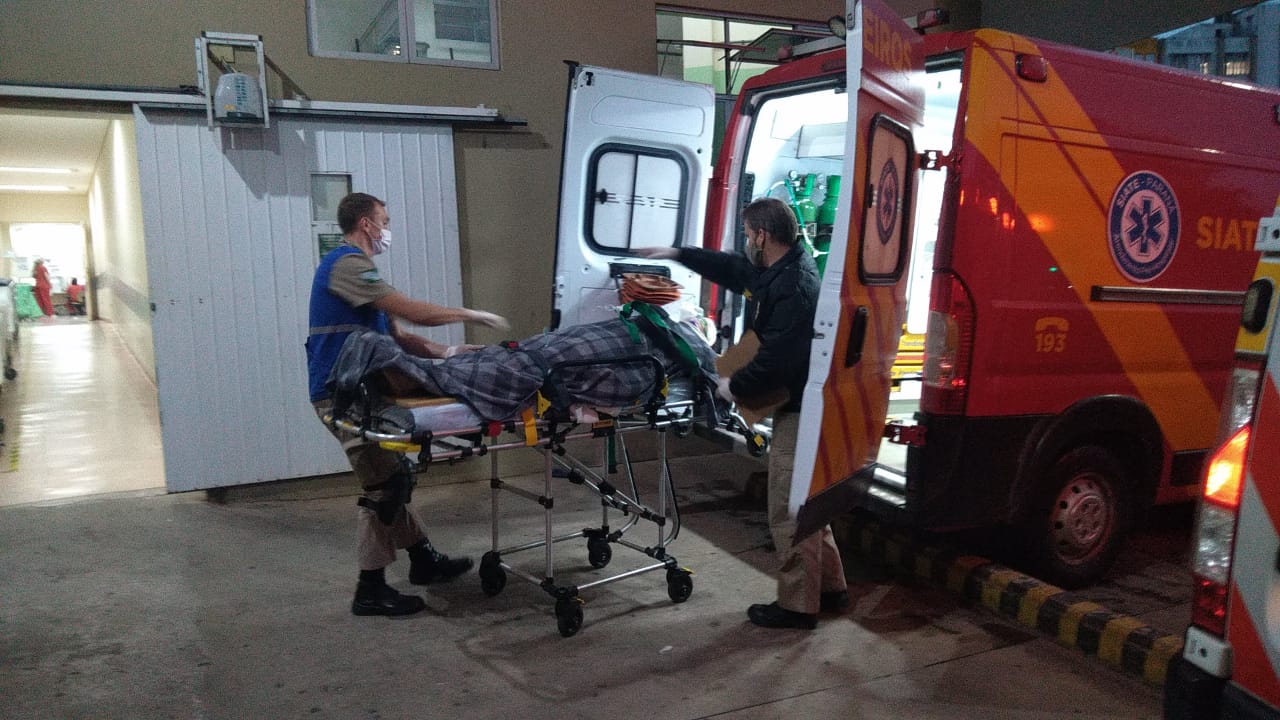 Homem esfaqueado em Rio Branco do Sul rompe cintos de maca em ambulância e ameaça socorristas