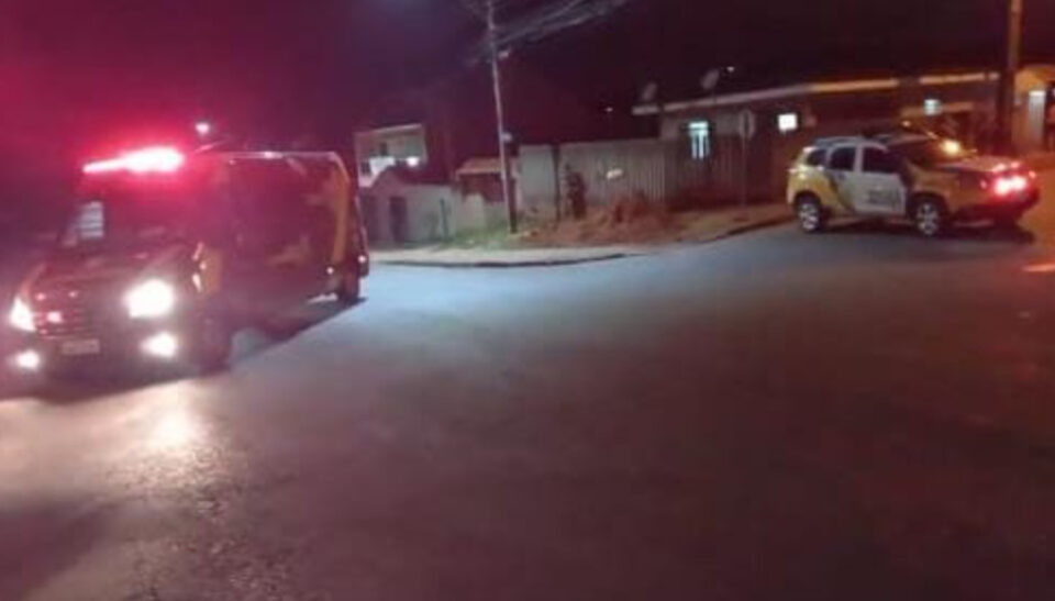 Homem é morto com pelo menos 20 tiros na frente de casa em Fazenda Rio Grande Homem é morto com pelo menos 20 tiros na frente de casa em Fazenda Rio Grande