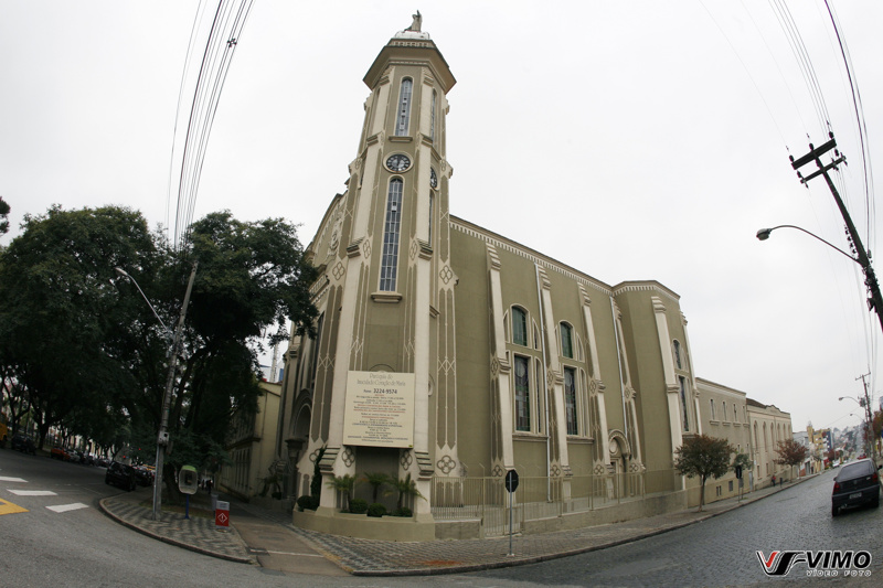 Dois padres testam positivo para Covid-19 e igreja de Curitiba suspende missas Dois padres testam positivo para Covid-19 e igreja de Curitiba suspende missas
