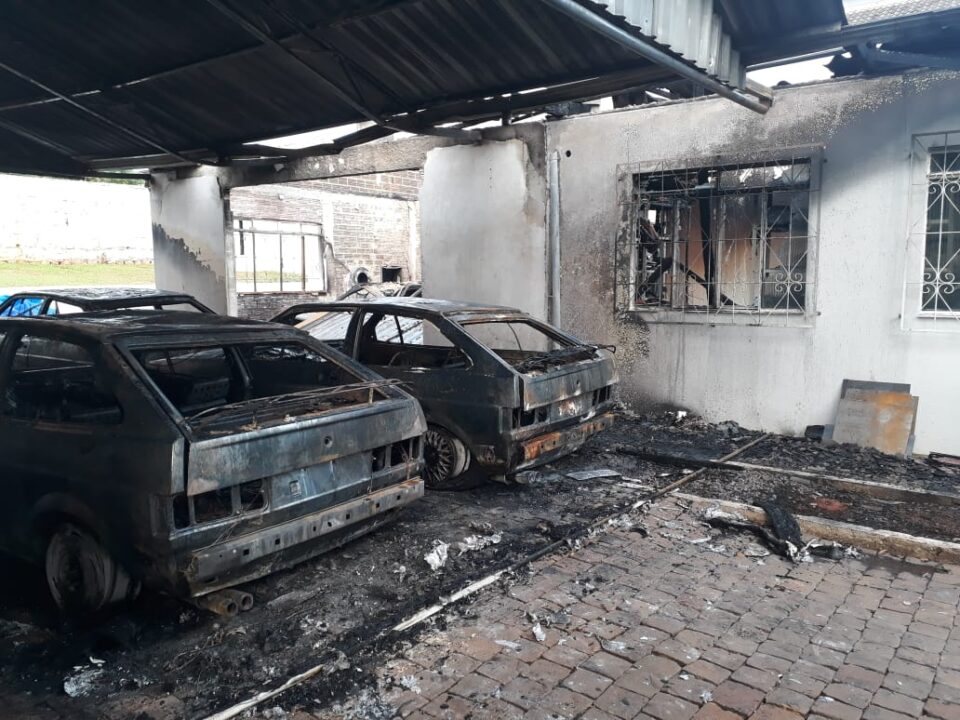 Carros de colecionador avaliados em mais de R$ 1 milhão são destruídos em incêndio Carros de colecionador avaliados em mais de R$ 1 milhão são destruídos em incêndio no Paraná
