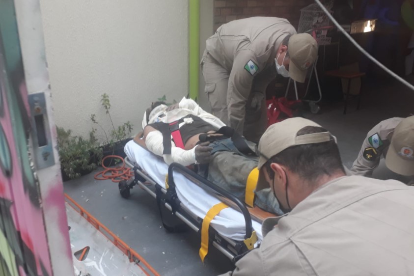 Ladrão de fios fica 'entalado' em buraco de telhado em Curitiba por pelo menos 4 horas; assista