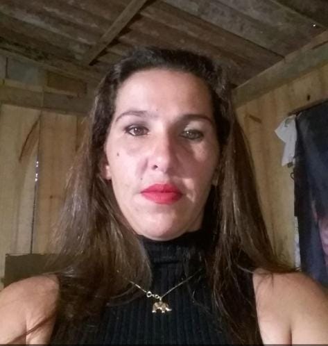 Filho tenta buscar socorro para mãe baleada por conhecido, mas capota o carro e ela morre em casa