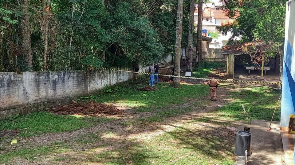 Mãe e filho visitam casa para alugar e encontram corpo de homem carbonizado 