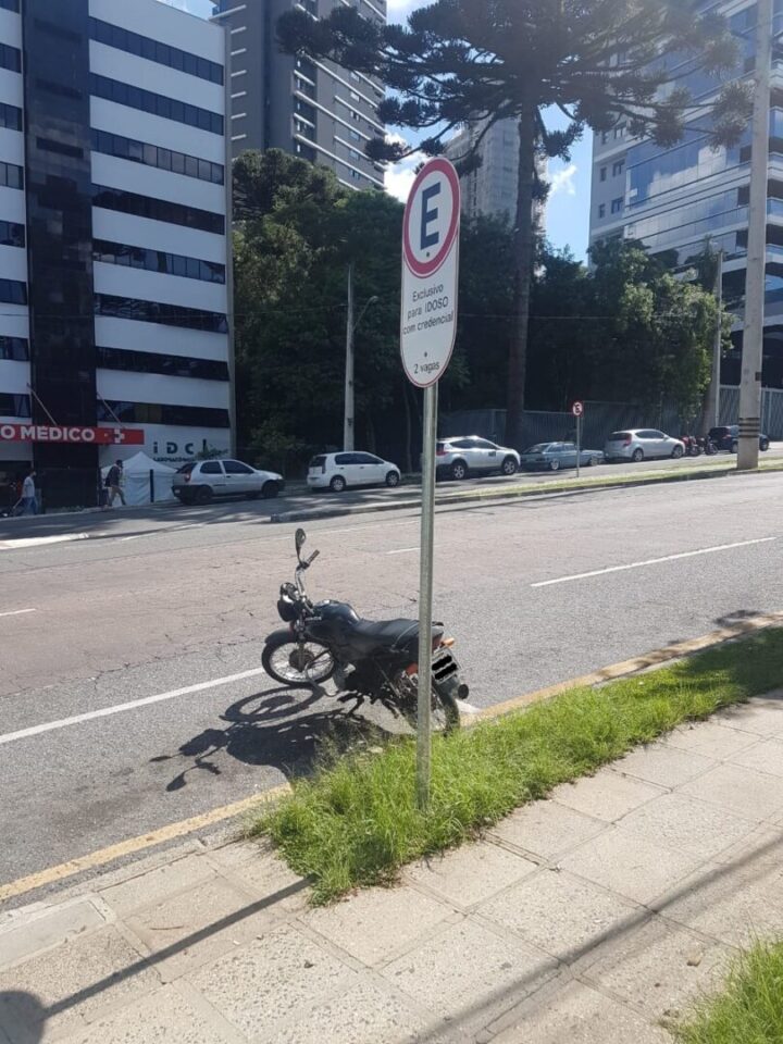 Moto com 208 multas de trânsito é guinchada de vaga de idoso em Curitiba Moto com 208 multas de trânsito é guinchada de vaga de idoso em Curitiba