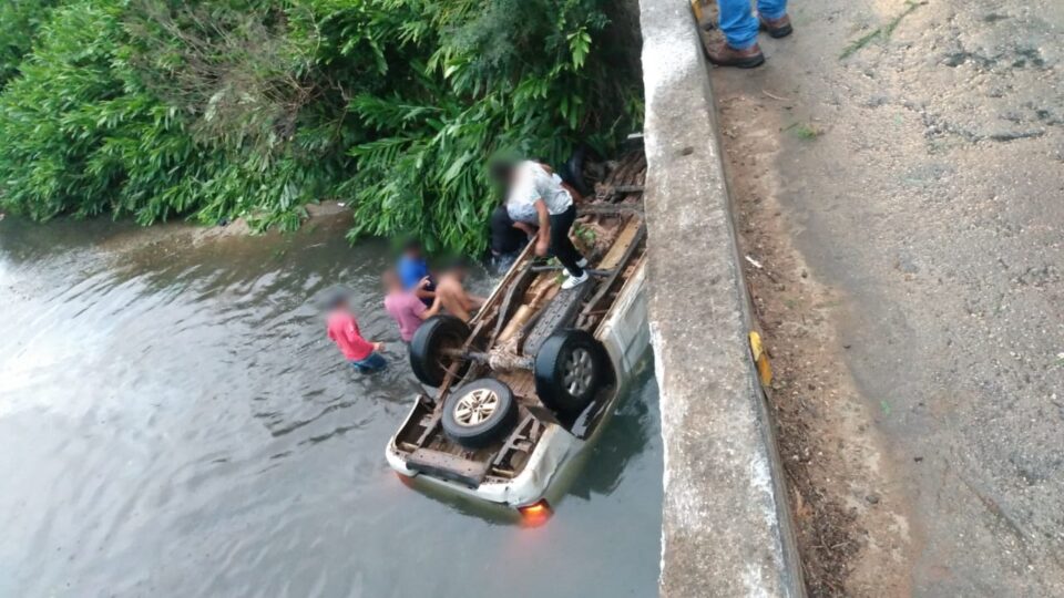 Motorista de caminhonete perde controle da direção e morre após cair em rio da RMC