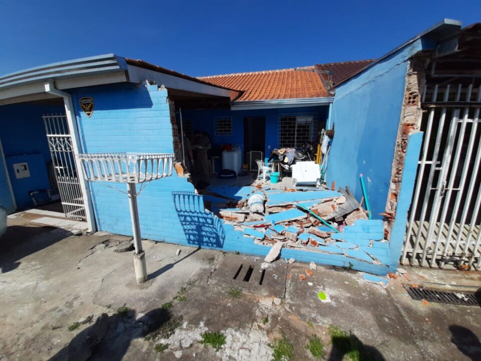 Babá e criança ficam feridas após muro de casa ser destruído por carro em ré no Cajuru Babá e criança ficam feridas após muro de casa ser destruído por carro em ré no Cajuru