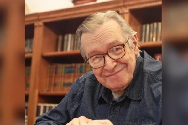 “Que herança? Ele deve milhões”, ironiza filha de Olavo de Carvalho