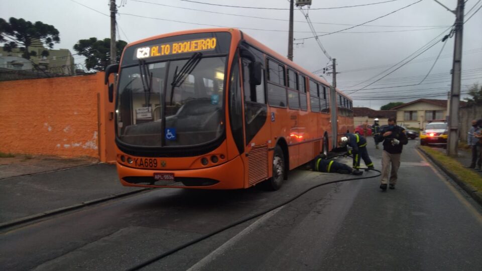 Ônibus com 40 pessoas tem princípio de incêndio e Corpo de Bombeiros é acionado em Curitiba