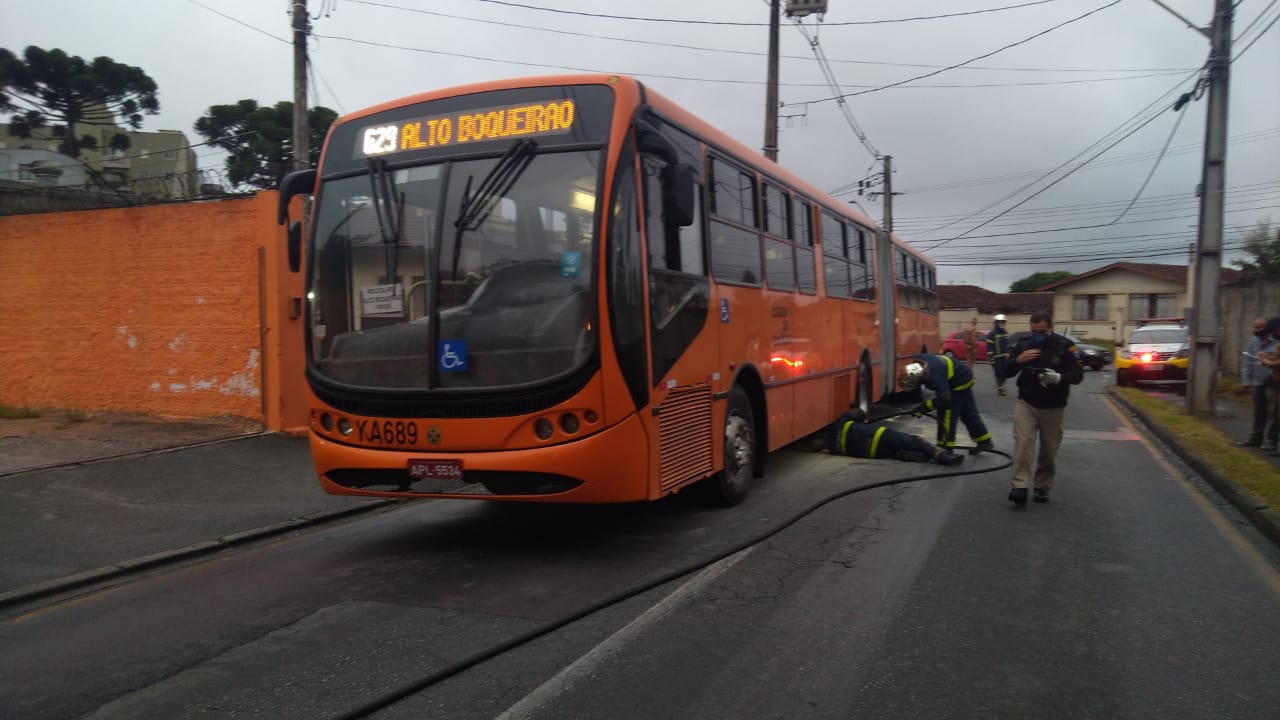 Ônibus com 40 pessoas tem princípio de incêndio e Corpo de Bombeiros é acionado em Curitiba