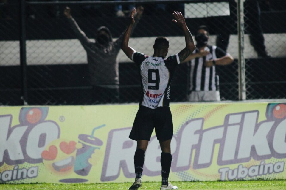 Operário assombra Muralha, vence Coritiba e mantém tabu de 11 anos em Ponta Grossa