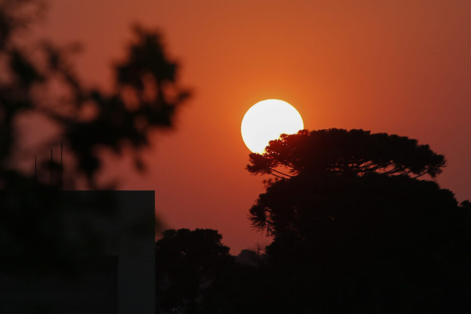 Onda de calor promete máximas acima de 40°C no Sul do país; chuvas devem frear avanço no Paraná