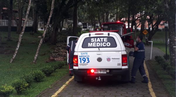 Trabalhador cai de topo de árvore em clube de Santa Felicidade e é levado inconsciente ao hospital