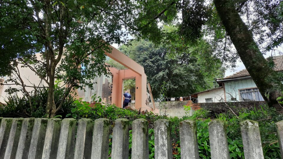 Parede cai durante demolição e trabalhador morre após ser atingido no Bacacheri Parede cai durante demolição e trabalhador morre após ser atingido no Bacacheri