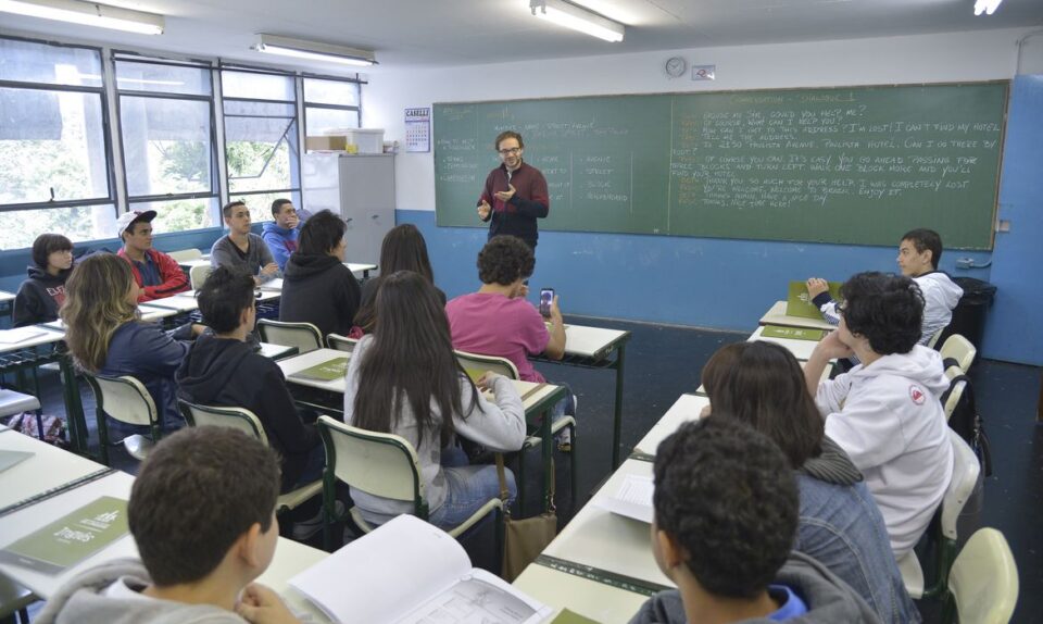 Governo Bolsonaro quer barrar reajuste de 33% no piso de professores Governo Bolsonaro quer barrar reajuste de 33% no piso de professores